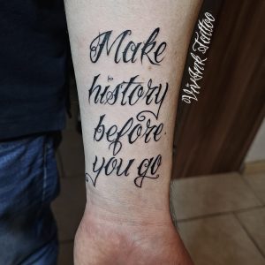 "Make history" szöveg tetoválás alkaron, csukló fölött