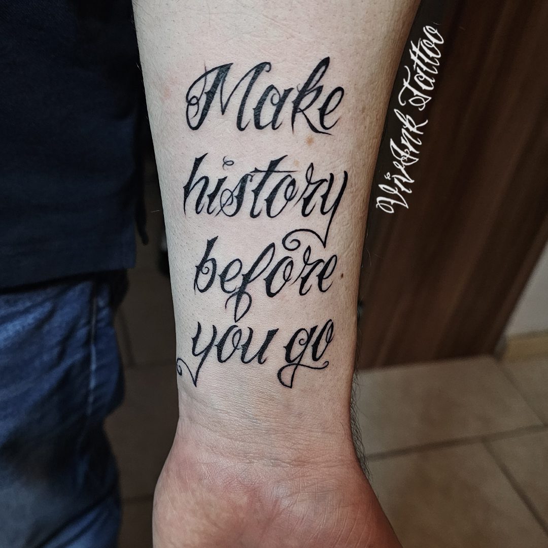 "Make history" szöveg tetoválás alkaron, csukló fölött