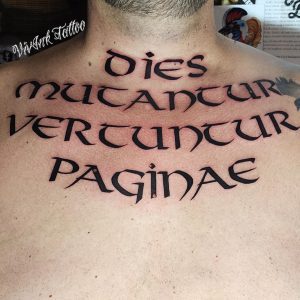 Mellkas felirat tetoválás