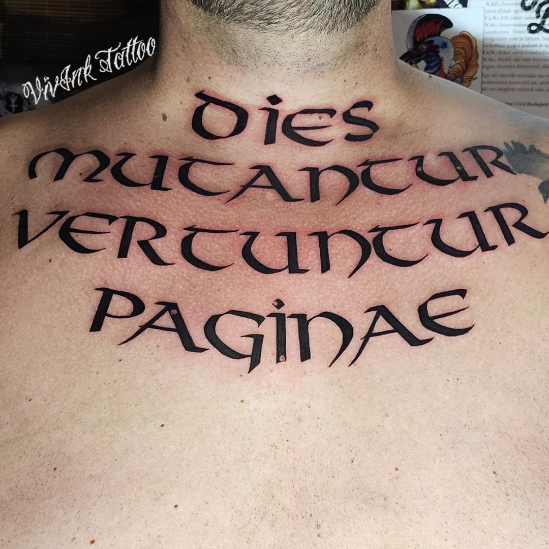 Mellkas felirat tetoválás