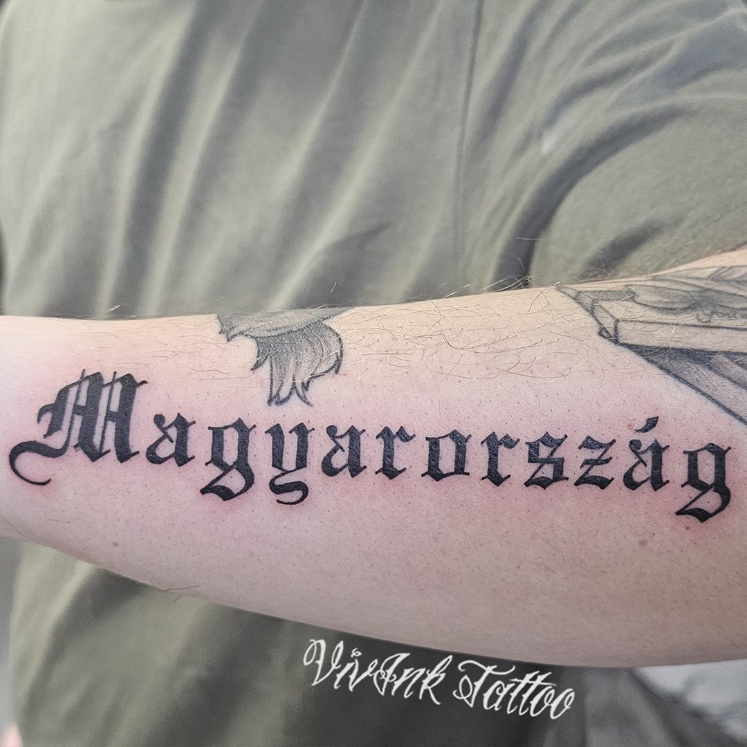 Magyarország díszes felirat tetoválás alkar szélén