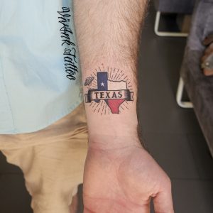 Texas színes tetoválás csukló fölött