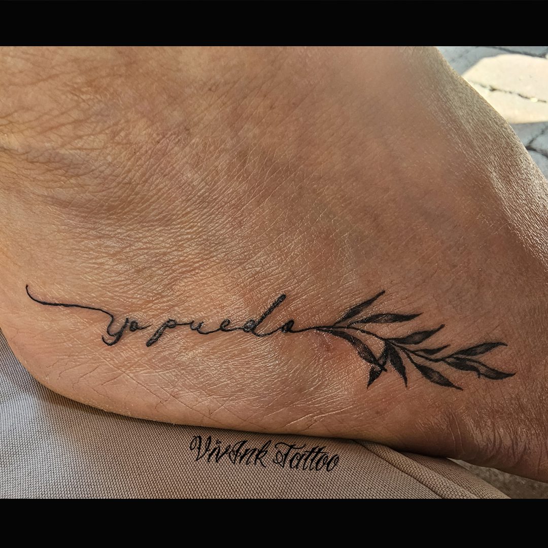 Kalligrafikus Yo puedo tetoválás lábfej szélén
