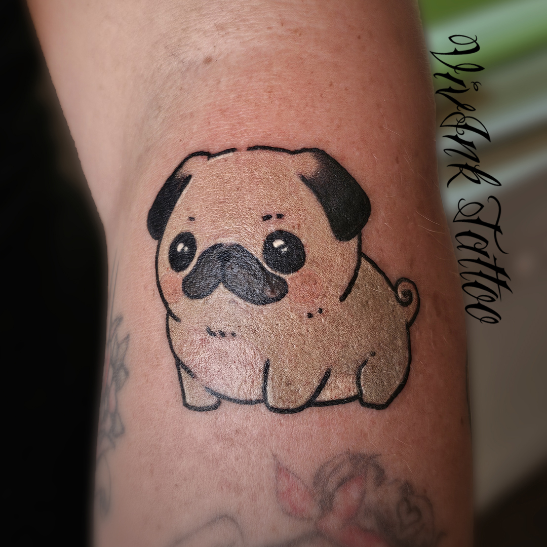 Mopsz, cuki, színes tetoválás